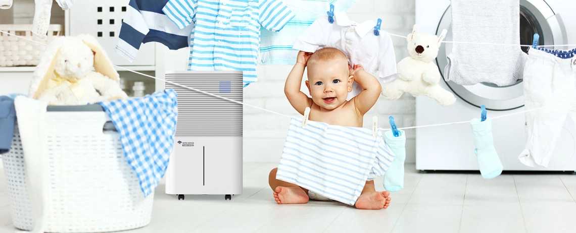 Interakcia dieťaťa s odvlhčovačom MyCond Roomer Hepa 25 v kúpeľni.