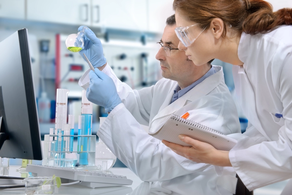MyCond MHDM-3S Výskumníci v laboratóriu pracujú s chemickými činidlami