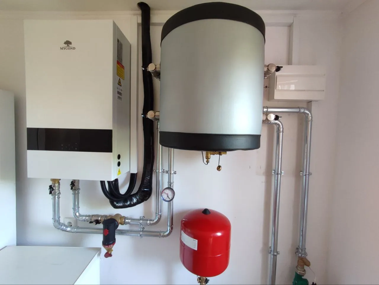 Vila s tepelnými čerpadlami Mycond Split BeeHeat MHS-N14BH/MHS-U14BH