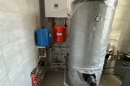 Samostatne stojaca vila s tepelnými čerpadlami Mycond Split BeeHeat MHS-U12BH