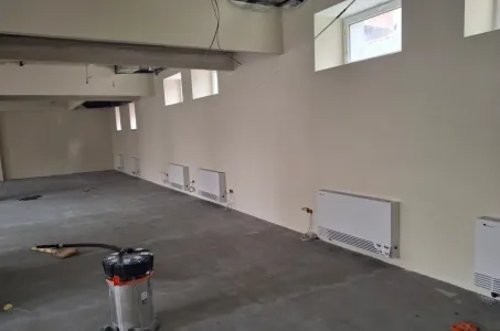 Priemyselný objekt s nástennými fan coil jednotkami Mycond