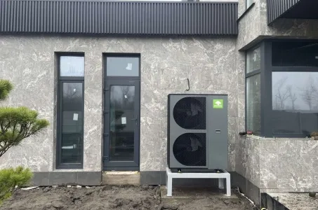 Súčasný súkromný dom s tepelným čerpadlom Mycond BeeThermic Monoblock
